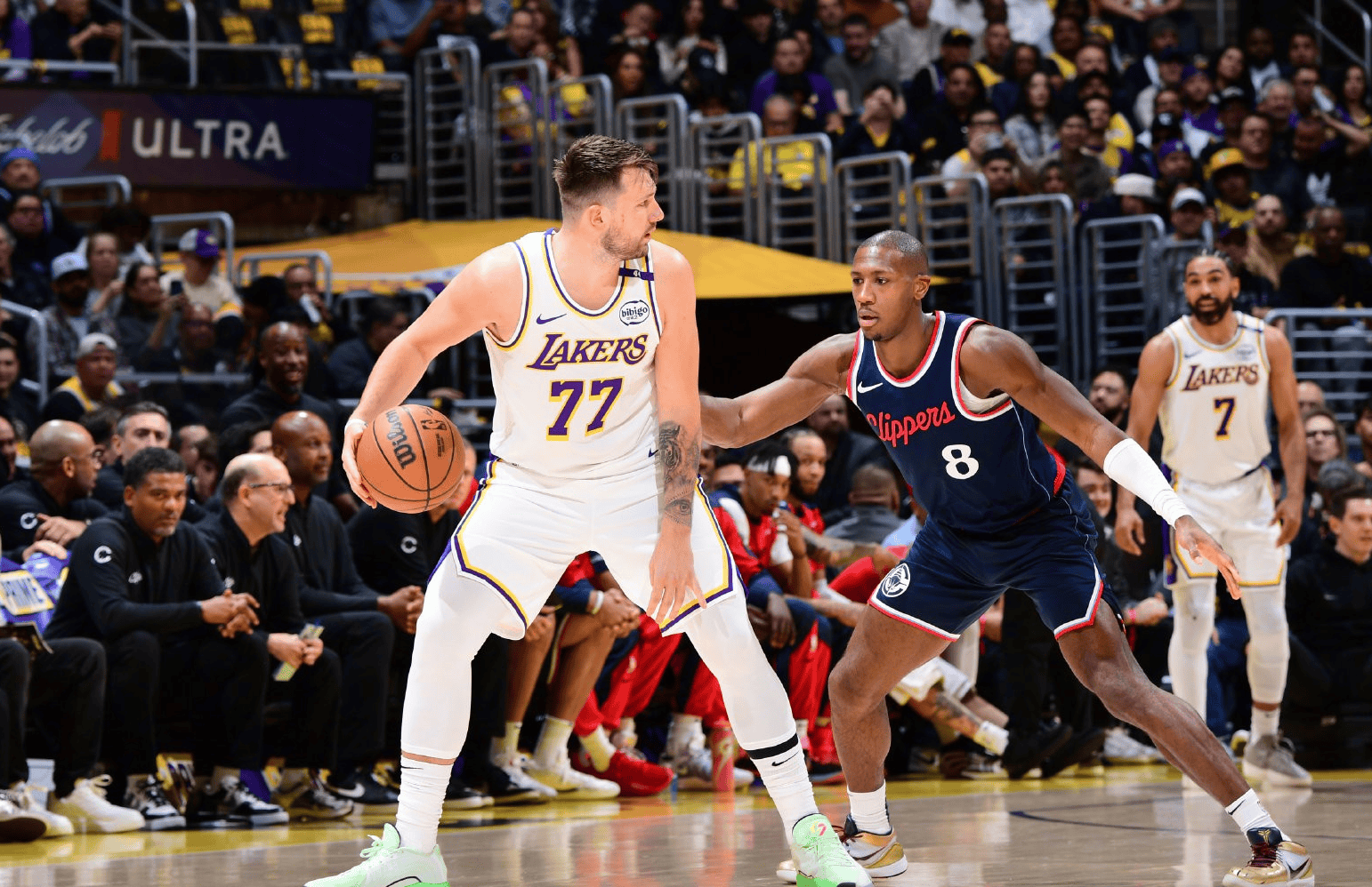 九游-表现优异首场状态出色，湖人观众沸腾！，Ning重返赛场气势如虹延续(Showtime湖人有哪些人)